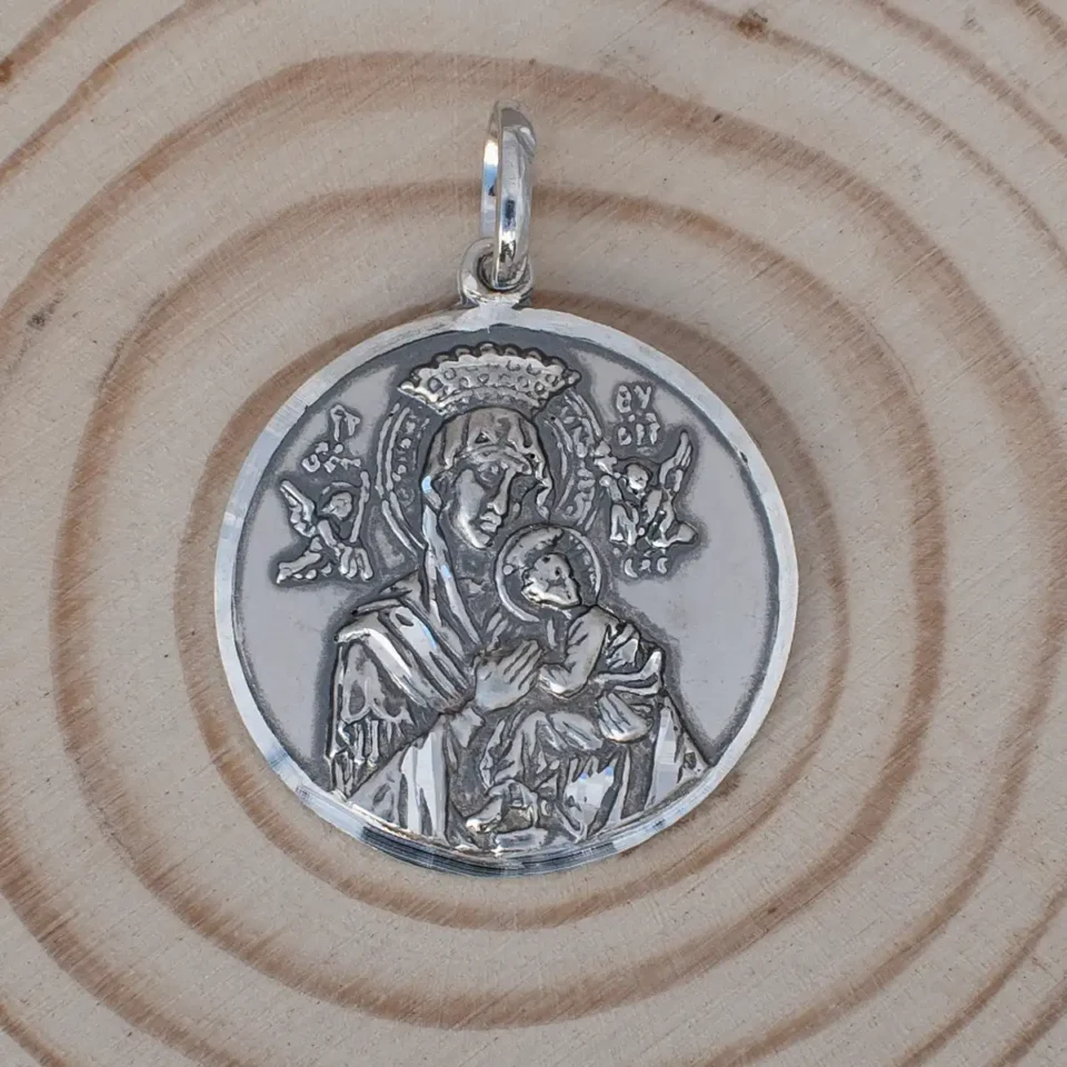 Medalla Virgen del Perpetuo Socorro en plata de ley con forma redonda.