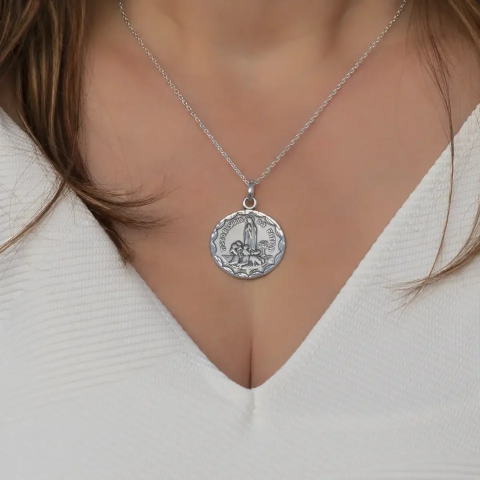 Medalla Virgen de Fátima redonda en plata de ley con cadena