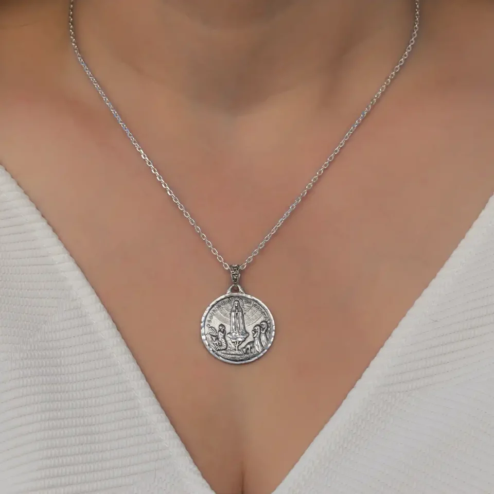 Medalla virgen de Fátima redonda en plata de ley con cadena