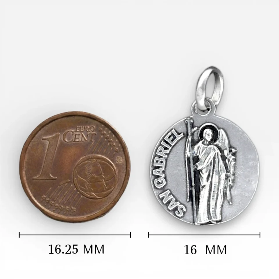 Medalla circular de San Gabriel Arcángel en plata de ley 925 con acabado envejecido y detalles tallados tamaño moneda de un céntimo.