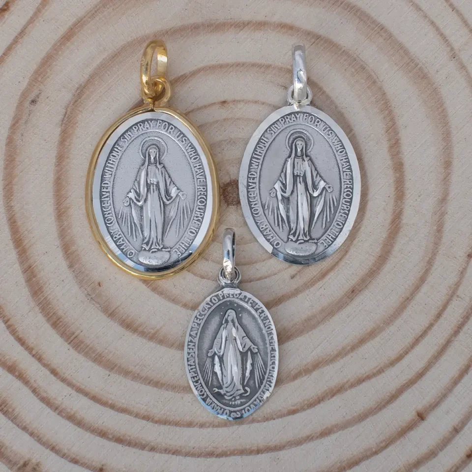 Medalla Virgen milagrosa en plata de ley con forma oval