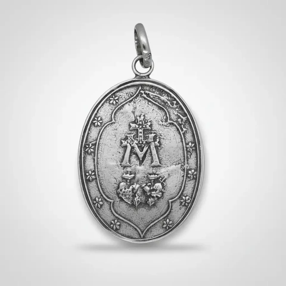 Medalla de la Virgen Milagrosa en plata de ley, reverso con cruz, letra M y doce estrellas