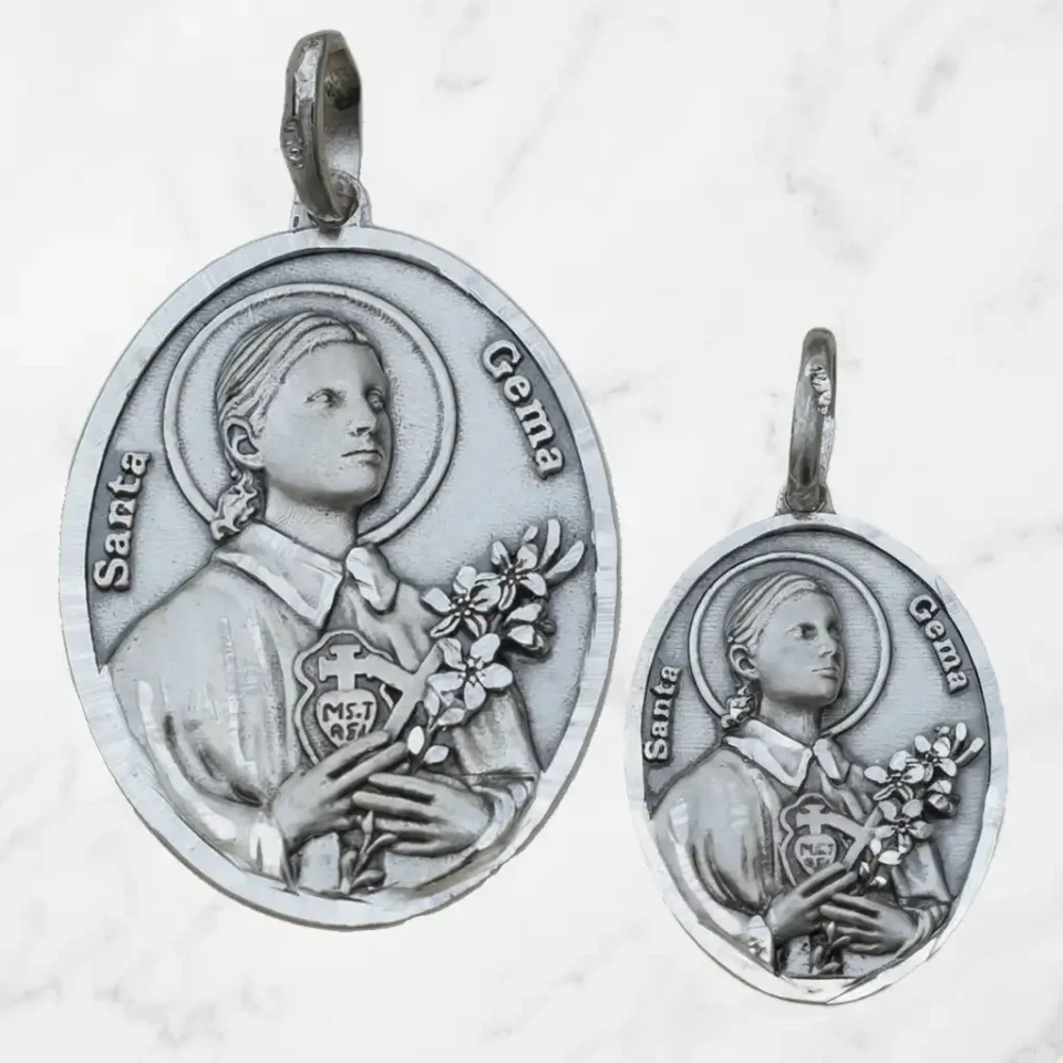 Medallas de Santa Gema en plata de ley 925 con forma ovalada en dos tamaños disponibles.