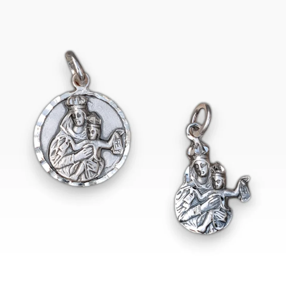 Medalla virgen del Carmen en plata de ley varios forma circular y silueta frontal tamaño pequeño.
