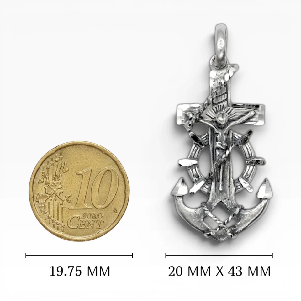 Colgante de cruz marinera de plata con Cristo crucificado, timón y ancla tamaño.