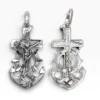 Colgante de cruz marinera de plata con Cristo crucificado, timón y ancla (vista frontal y trasera).