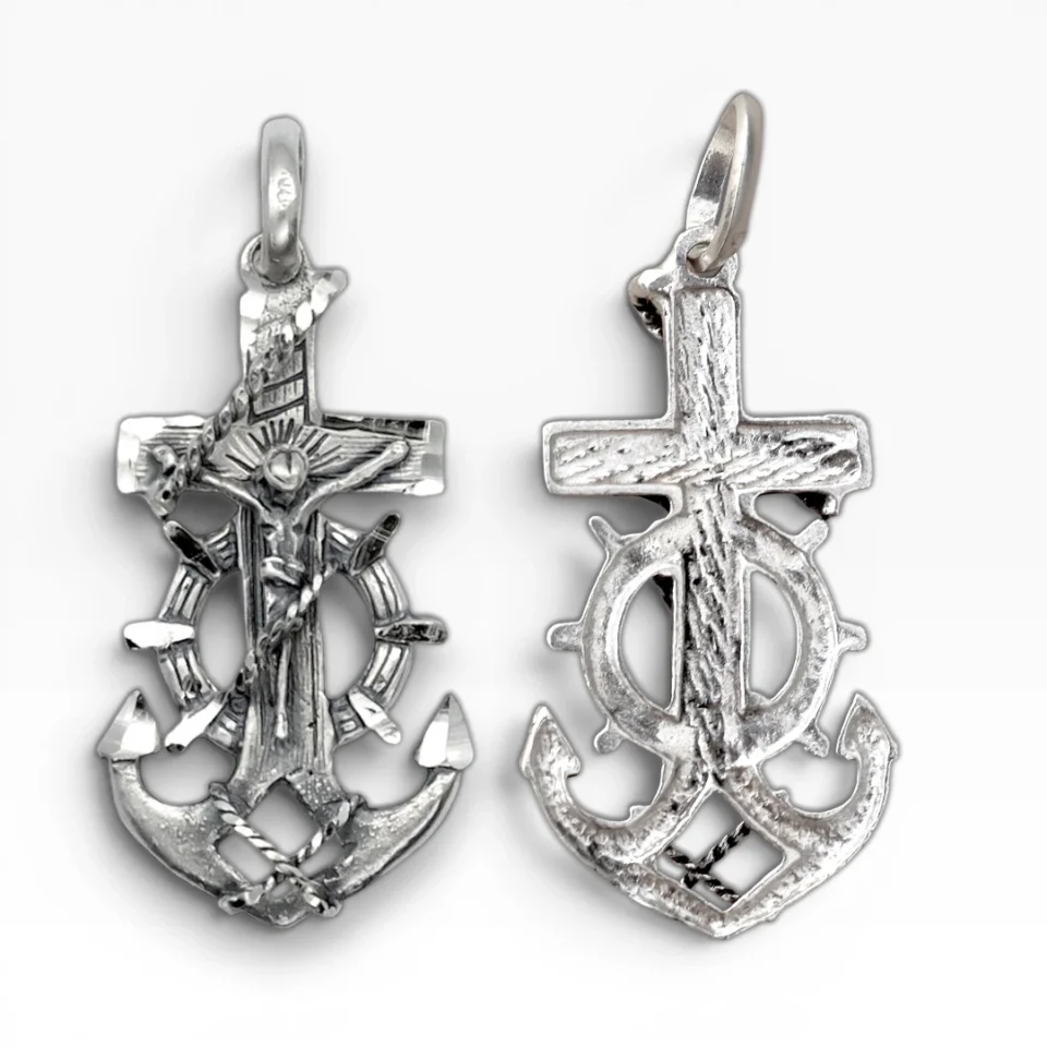 Colgante de cruz marinera de plata con Cristo crucificado, timón y ancla (vista frontal y trasera).