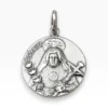 Anverso de medalla de Santa Rita de Casia en plata de ley con detalles de rosa, lirios y crucifijo.