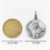 Comparativa de tamaño de la medalla de Santa Rita de 22 mm frente a una moneda de 20 céntimos de euro