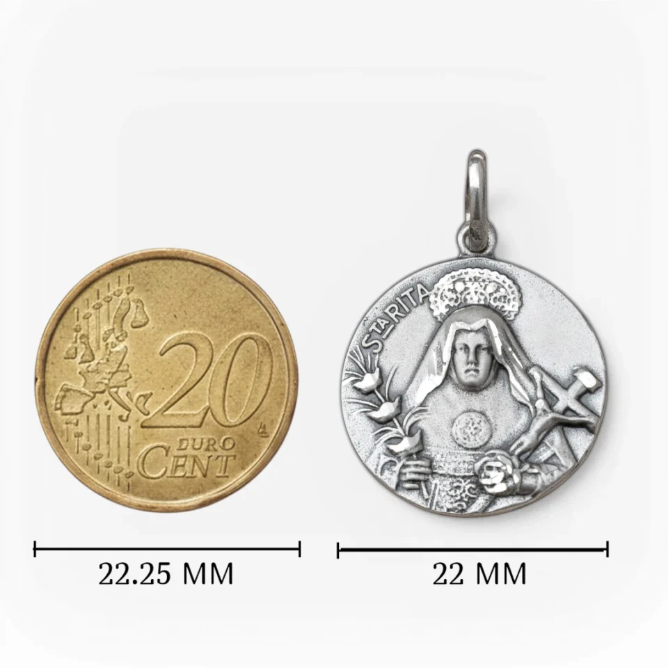 Comparativa de tamaño de la medalla de Santa Rita de 22 mm frente a una moneda de 20 céntimos de euro