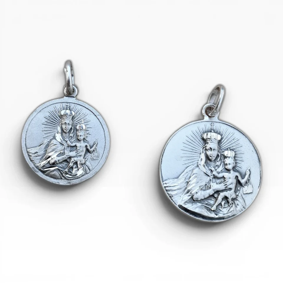 Medallas escapulario Virgen del Carmen y Sagrado Corazón de Jesús en plata de ley forma redonda vista frontal con virgen del Carmen en dos tamaños