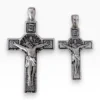 "Pareja de cruces de San Benito en plata de ley 925 con acabado envejecido, mostrando el anverso con la figura detallada de Jesucristo dos tamaños