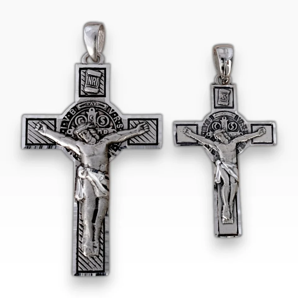 "Pareja de cruces de San Benito en plata de ley 925 con acabado envejecido, mostrando el anverso con la figura detallada de Jesucristo dos tamaños