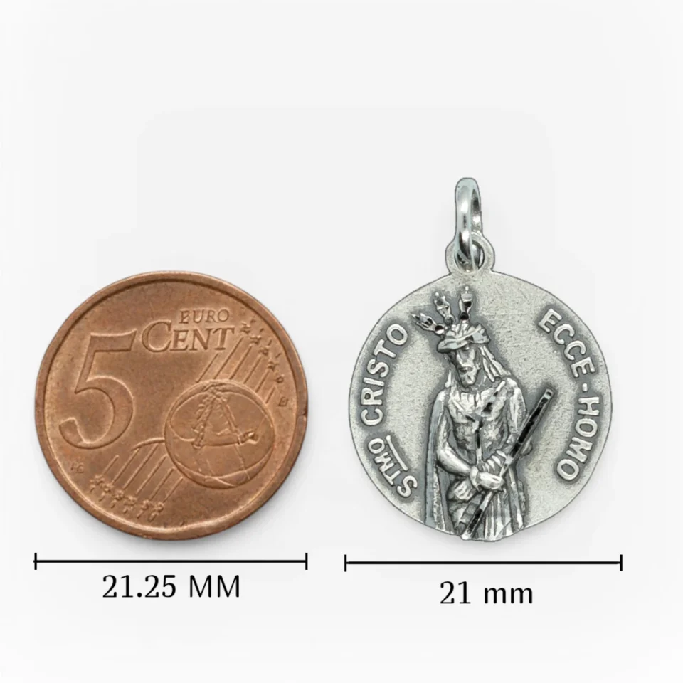 Medalla circular en plata de ley 925 con la efigie del Santísimo Cristo Ecce-Homo en relieve, tamaño aproximado moneda de 5 céntimos de euros.