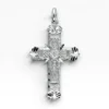 Colgante de cruz calada en plata de ley 925 con detalles de filigrana artesanal y bordes labrados.