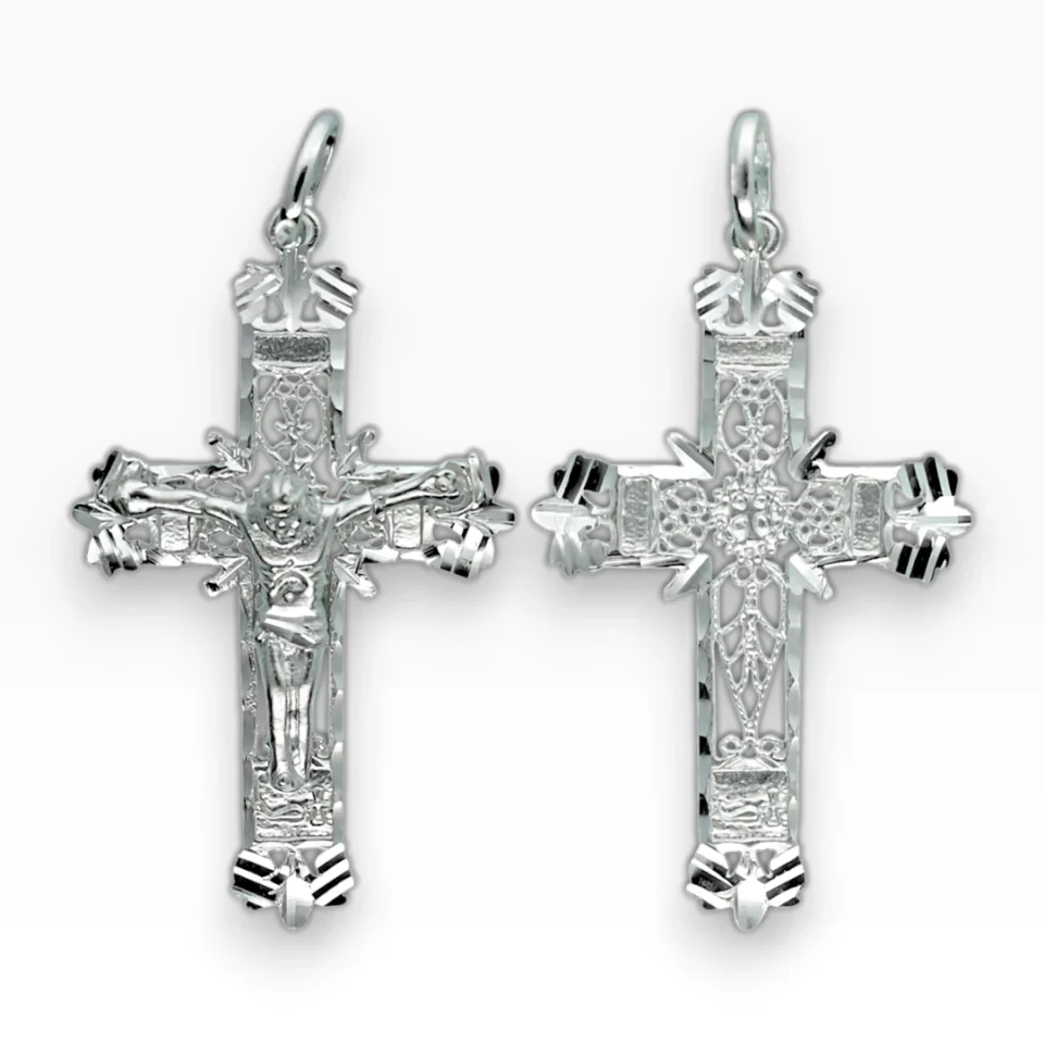 Dos colgantes de cruz de filigrana en plata de ley 925, uno con la figura de Cristo crucificado y otro con diseño calado sin Cristo.