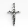 Colgante de cruz de calvario en plata de ley de 23 por 44 milímetros con reasa sobre fondo blanco