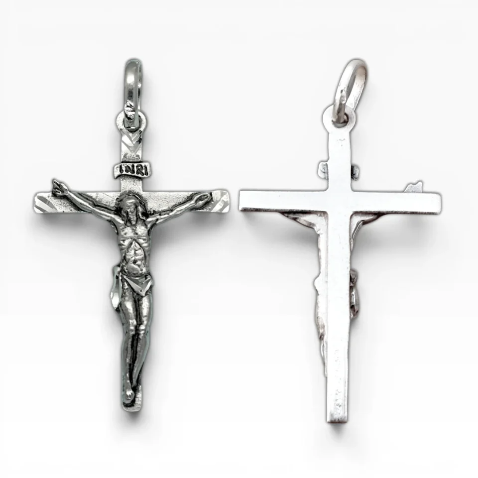 Vista frontal y trasera de un colgante de cruz de calvario en plata de ley 925 envejecida.