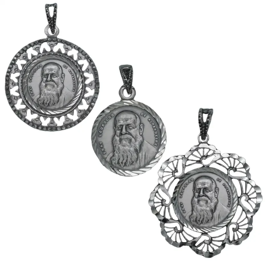 Varias medallas Fray Leopoldo con forma redonda en plata de ley