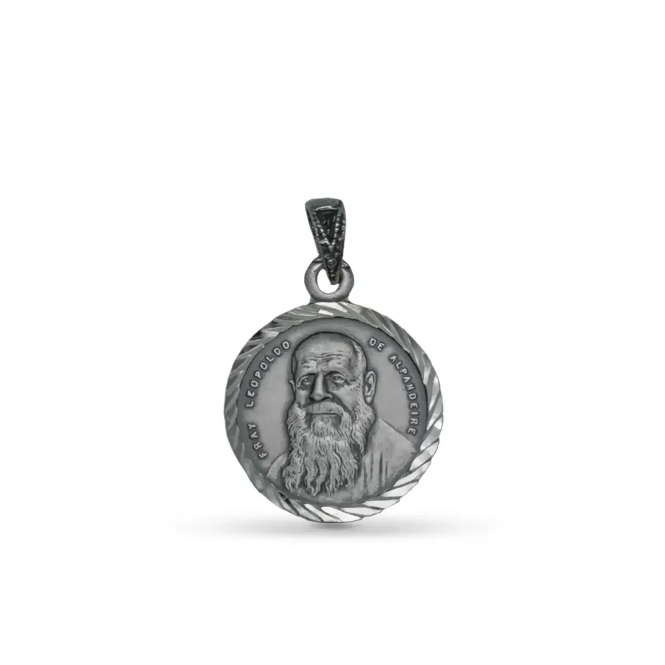Medalla Fray Leopoldo con forma redonda y plata de ley