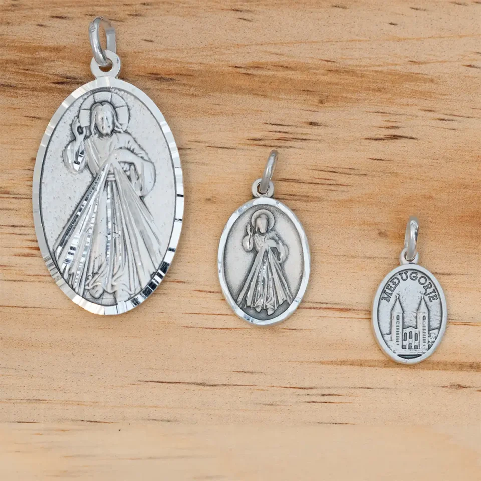 Medalla Virgen Medugorje espalda cristo o iglesia con forma oval en plata de ley