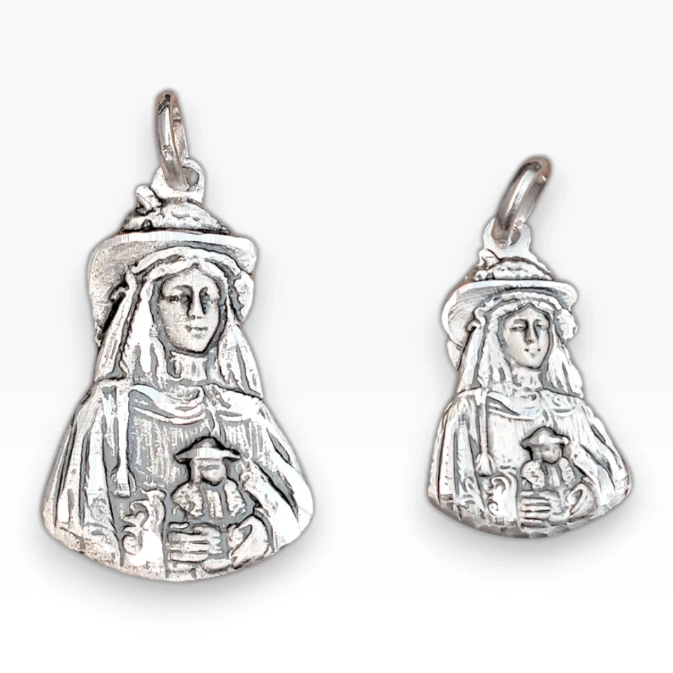 Medalla de plata de ley 925 con la imagen de la Virgen del Rocío vestida de Pastora