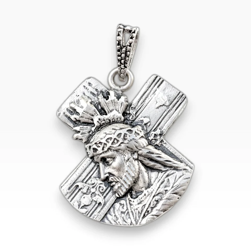 medalla de plata de ley que representan a un Nazareno cargando la cruz: un modelo grande silueta .