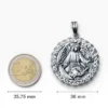 Medalla Ángel de la Guarda de la Cuna en plata de ley, vista junto a moneda de 2 euros para escala de tamaño