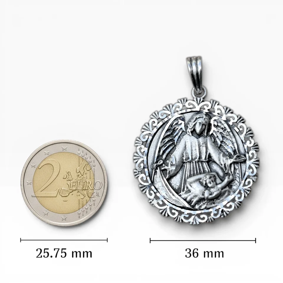 Medalla Ángel de la Guarda de la Cuna en plata de ley, vista junto a moneda de 2 euros para escala de tamaño