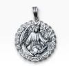 Medalla de plata de ley 925 Ángel de la Guarda Cuna con diseño calado y borde troquelado, vista frontal detallada.