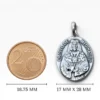 Tamaño y dimensiones de 17x28 mm de la medalla del Cristo de Medinaceli escala a moneda