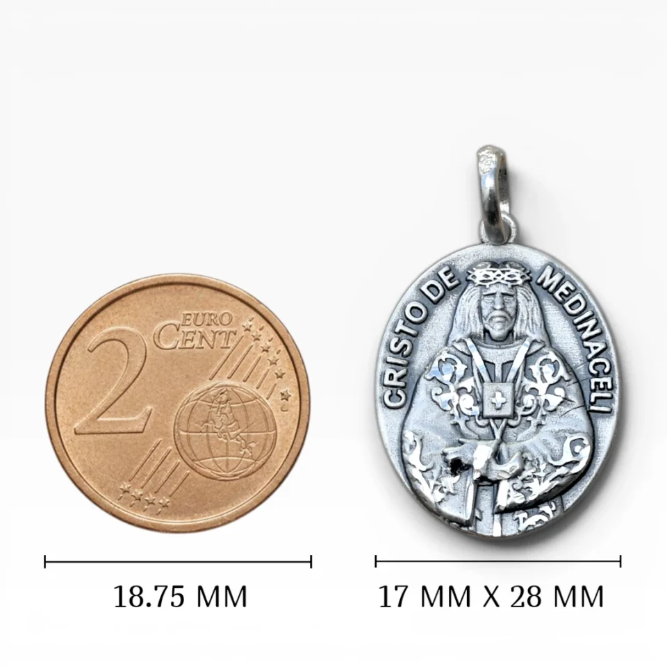 Tamaño y dimensiones de 17x28 mm de la medalla del Cristo de Medinaceli escala a moneda